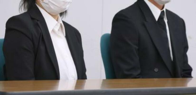 　判決後に記者会見する自殺した男性の長男（右）ら遺族＝１３日午後、栃木県庁