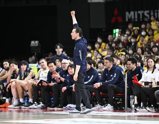 ブレックスのコロネル監督（手前）らスタッフ陣。過密日程の中で徹底したチームマネジメントに注力した＝４月25日、アウェー名古屋Ｄ戦より