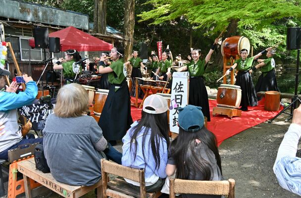 出流原弁天池周辺で開かれた「弁天池音楽祭」