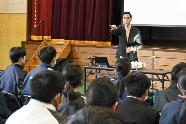 講話をする被爆体験伝承者の森川さん