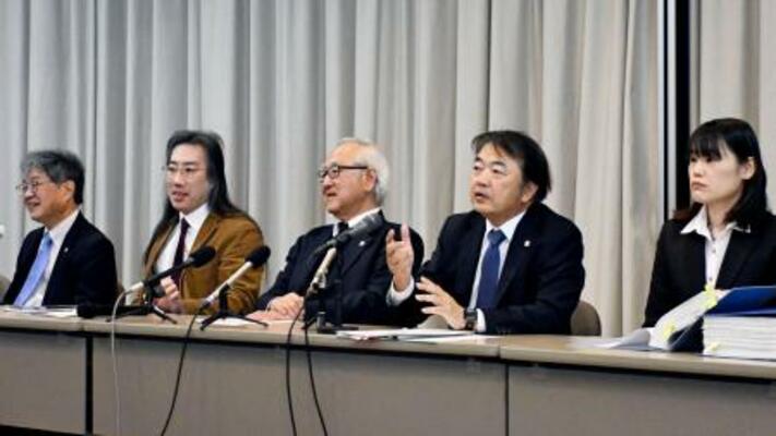 　記者会見する、中部電力浜岡原発の運転終了を求める訴訟の弁護団＝１３日午後、静岡市