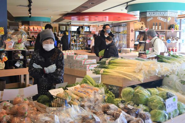 物産館で野菜を選ぶ利用客ら