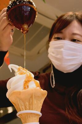 トッピングの蜂蜜を選べる「はちみつソフトクリーム」