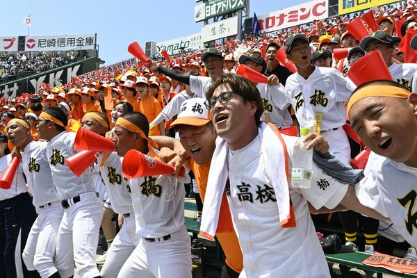 石橋が２点を先制し、肩を組み合って盛り上がるスタンド応援席＝13日午前、甲子園球場