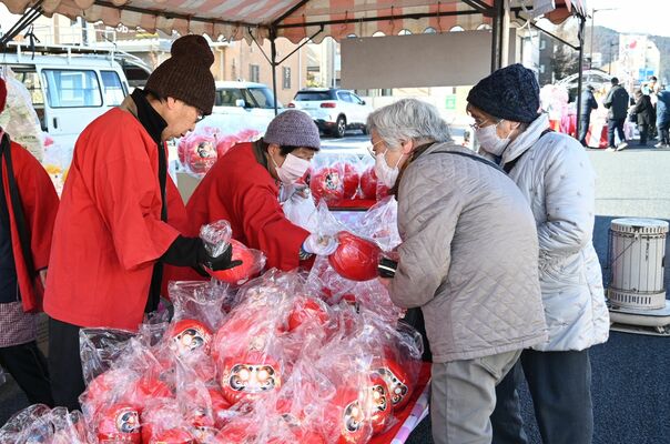 だるまを買い求める人らが訪れた花市