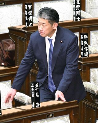 本会議に臨む五十嵐氏＝23日午後、衆院本会議場