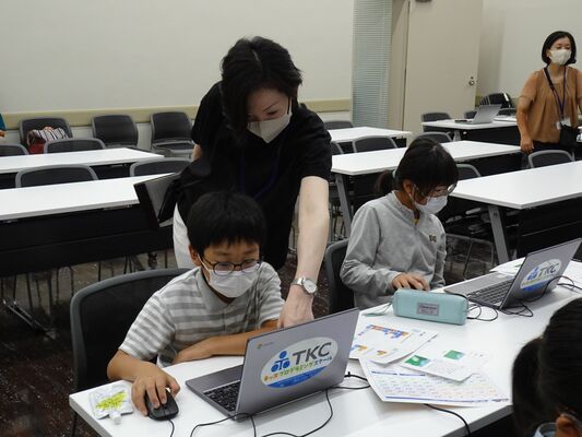 プログラミングを学ぶ子どもたち＝28日午前、宇都宮市内