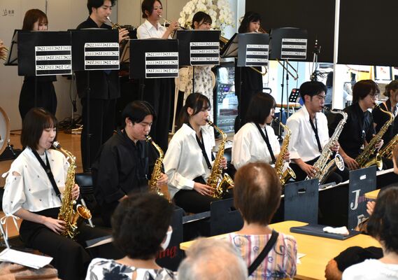 オープニングセレモニーで演奏する国際医療福祉大の学生たち