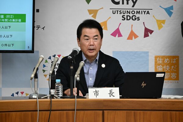 記者会見する佐藤市長＝30日午後、宇都宮市役所