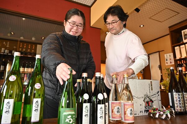 小林さん（右）の会社に就職し、本格的に酒造を学ぶことになった熊倉さん