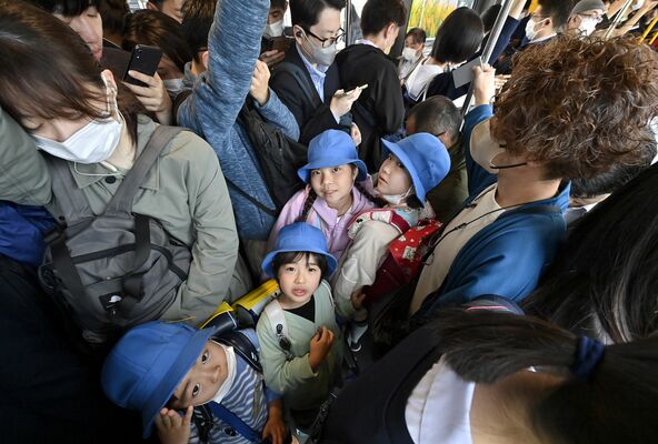 混雑する列車に乗って学区外通学する児童たち＝23日午前７時55分、宇都宮市下平出町
