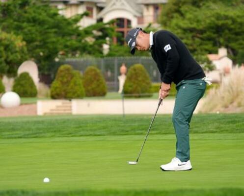 最終ラウンド、2番でイーグルパットを決める久常涼。通算18アンダーで8位=ペブルビーチ・リンクス(共同)