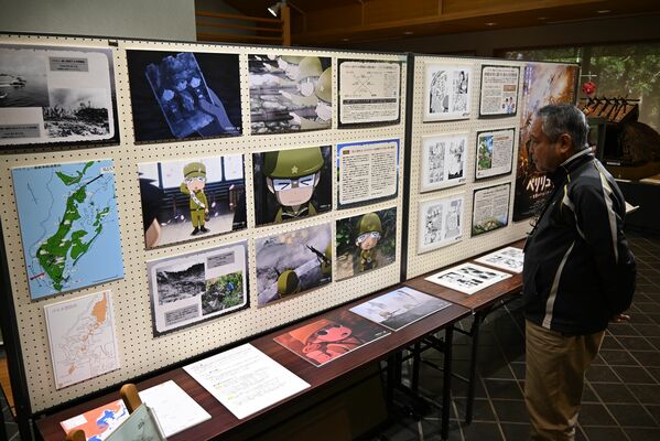 映画の場面や解説のパネルが並ぶ展示会場＝宇都宮市本丸町