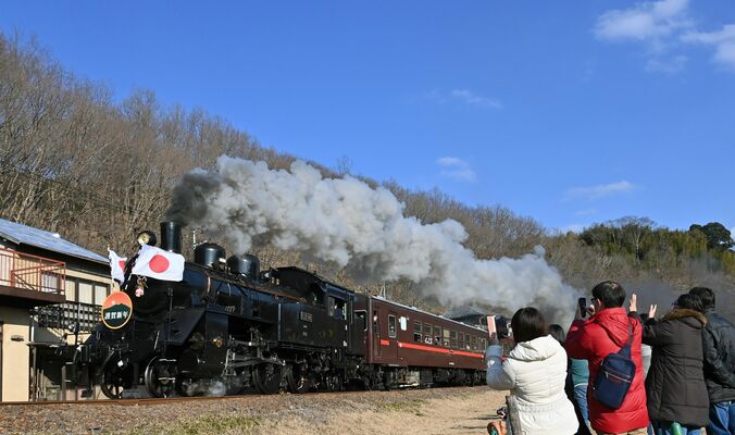 力強く走り抜ける真岡鉄道のＳＬ新年号＝７日午後２時30分、茂木町茂木