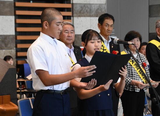 交通安全宣言を読み上げる岡地さん（左）と阿久津さん＝20日午後、県庁