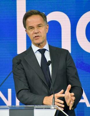 7日、トルコ・アンカラでNATOの新たな兵器調達を発表するルッテ事務総長(共同)