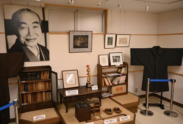 千葉省三の写真や遺品が並ぶ「千葉省三記念館」＝６日午後、鹿沼市楡木町