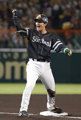 6回、適時三塁打を放ち、ガッツポーズするソフトバンク・柳町=甲子園