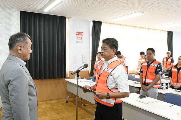 クラブの設立を宣言するマリオさん(中央)。左は大木会長