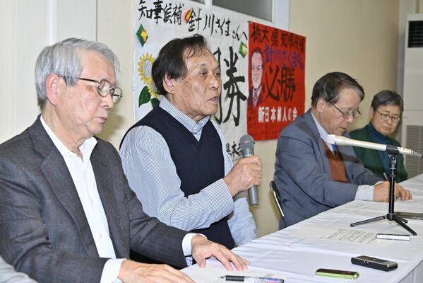 敗戦が確実となり、報道陣の質問に答える針川氏（左から２人目）＝17日夜、宇都宮市東浦町