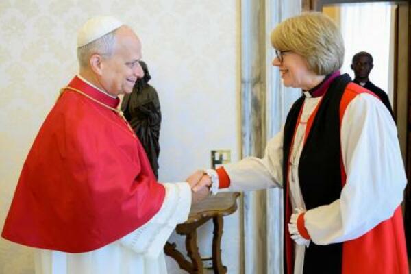 　ローマ教皇レオ１４世（左）と英国国教会のサラ・ムラーリー氏＝２７日、バチカン（バチカンメディア提供・ロイター＝共同）