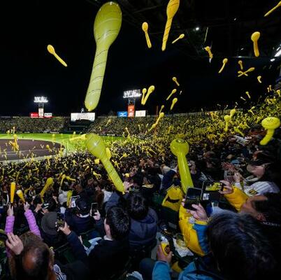 　７回の攻撃前にジェット風船を飛ばす阪神ファン。７年ぶりの再開となった＝甲子園