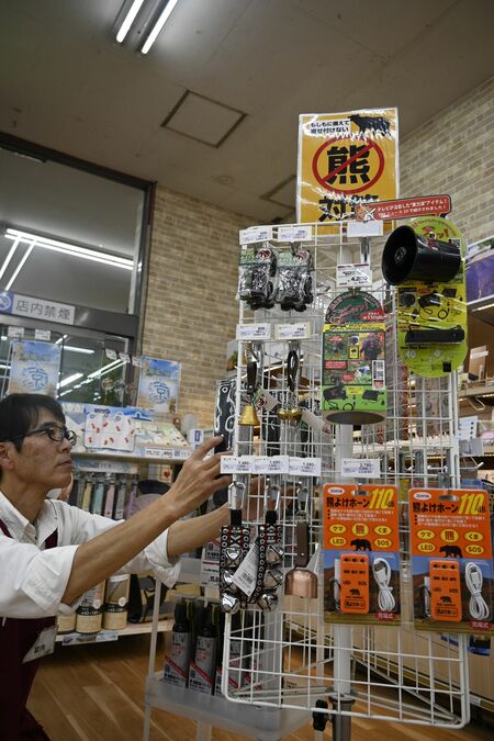問い合わせが増えているホームセンターのクマ対策グッズ＝８日午後、宇都宮市西川田本町２丁目