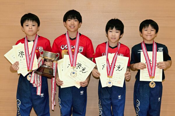 初級男子団体優勝のオリオンスポーツクラブ御幸
