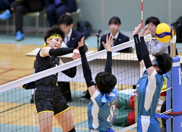第１セット、国学院栃木の長谷川（左）がスパイクを決める＝県北体育館、広瀬華撮影