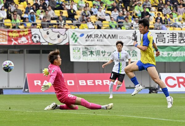 前半12分、守備の背後に抜けた栃木ＳＣのＦＷ近藤（右）がＧＫとの１対１でゴールを決める＝カンセキスタジアムとちぎ、加藤竜矢撮影