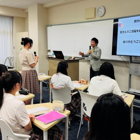 生徒の質問に答える筆者=臨床教育研究所「虹」提供