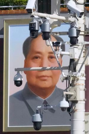 　北京の天安門前に設置されている監視カメラ。奥は毛沢東の肖像画＝４月（共同）