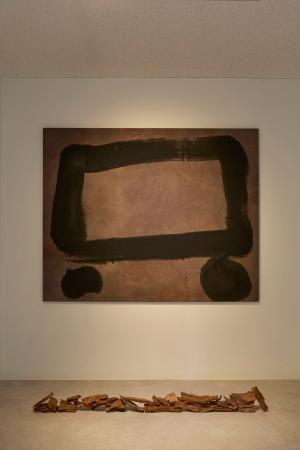 　新城大地郎、金井志人「Ｕｎｔｉｔｌｅｄ０１」。禅の教え「只管打坐」を書で表現した＝東京・四谷（提供写真）