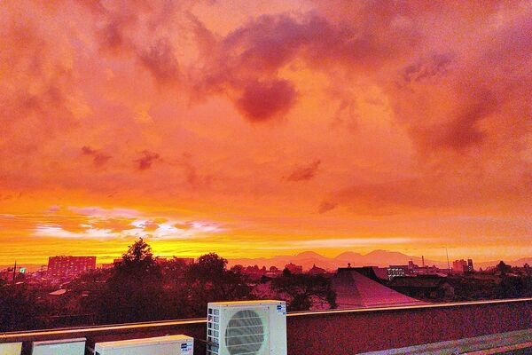 台風の影響も？ 宇都宮の街や空が夕日でオレンジ色に SNSでも話題