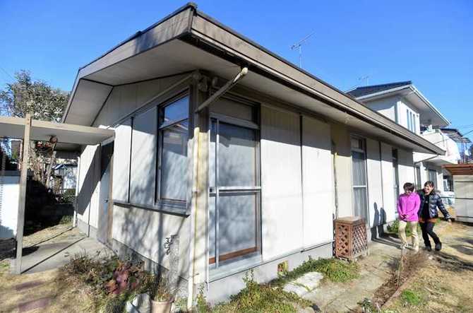 塩尻真由美さんが元施設職員の石川浩子さん(左)と暮らした家。安心感に満たされた=12月29日、宇都宮市内