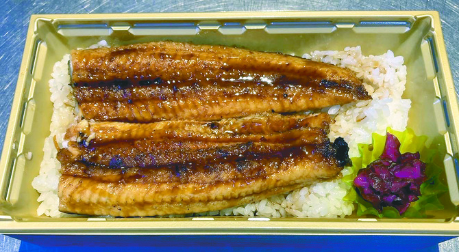 テイクアウトの「鰻丼弁当」（2000円） 駅ビル内で立ち寄りやすい店舗