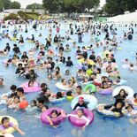 波のプール、ちびっこプールに歓声　一万人プールが先行オープン　真岡