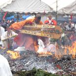 火渡り、無心に勢いよく　宇都宮の多気不動尊で恒例の祭り