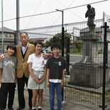 母校の金次郎像守りたい　鹿沼の伊藤さん、東小にフェンス寄贈　老朽化に伴…