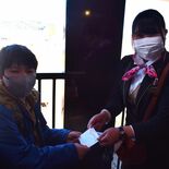 乗務員から「卒業おめでとう」　ＳＬ大樹で卒業・卒園する乗客に記念カード…