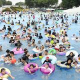 波のプール、ちびっこプールに歓声　一万人プールが先行オープン　真岡