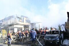 宇都宮の住宅で火災　木造２階建て家屋２棟を全焼