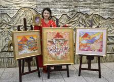 あいはら友子さん「赤富士展」をＰＲ