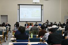 現代の貧困 解決策探る