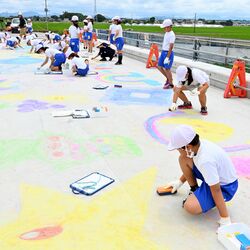 秋に開通予定の上三川・栄橋がキャンバスに　本郷小児童ら、チョークで一面カラフルに染める