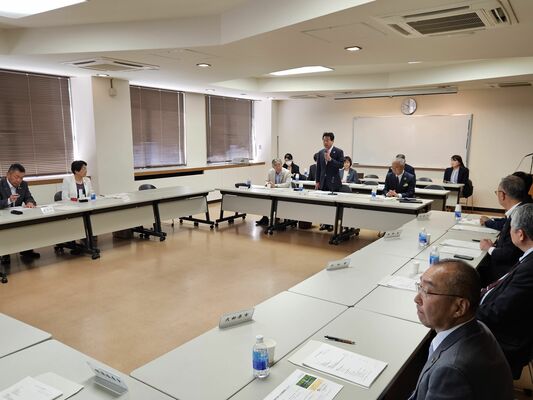 県への要望を決めた県市長会議＝８日午前、県自治会館
