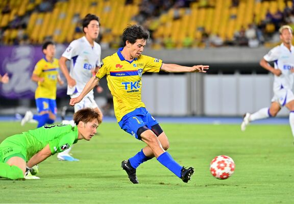 後半ロスタイム、栃木ＳＣのＭＦ西谷がダメ押しの２点目を奪う＝カンセキスタジアムとちぎ