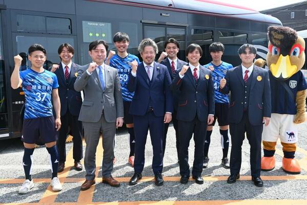 関東自動車で勤務する栃木シティ「Ｕ－２５」の選手と同社の吉田社長（前列左から２人目）、栃木シティユナイテッドの大栗社長（同３人目）＝８日午前、宇都宮市