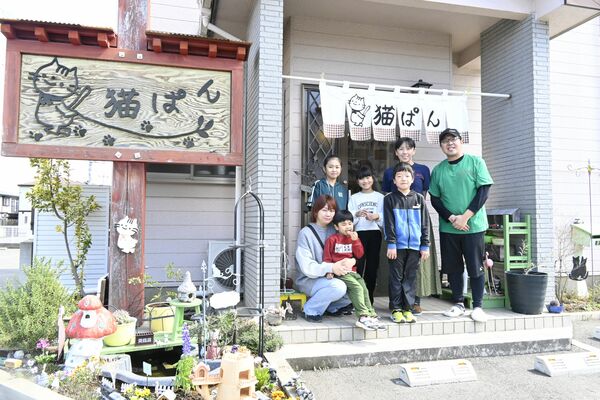 鈴木さん夫妻（右から）が営む店にはいつも近所の住民らが集っている