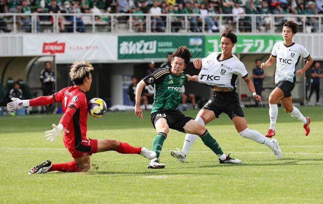 後半、ゴール前で守備をする栃木ＳＣのＧＫ川田（左）ら＝サンプロアルウィン